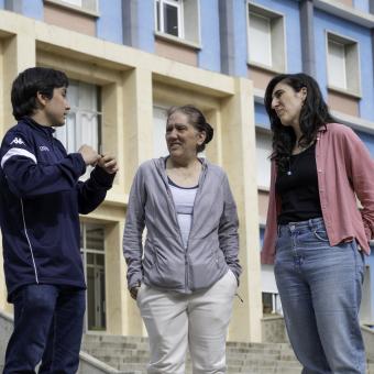Raquel Blanco, su hijo Aarón y la técnica de Achalay, Mar Rodríguez.