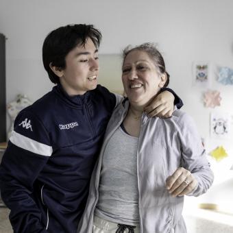 Raquel Blanco y su hijo Aarón, usuarios de CaixaProinfancia.