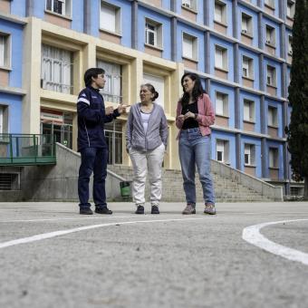 Raquel Blanco, su hijo Aarón y la técnica de Achalay, Mar Rodríguez.