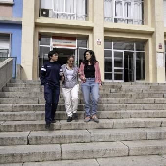 Raquel Blanco, su hijo Aarón y la técnica de Achalay, Mar Rodríguez.