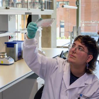 Dos investigadoras en los laboratorios del CaixaResearch Institute.