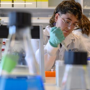Una investigadora en los laboratorios del CaixaResearch Institute.