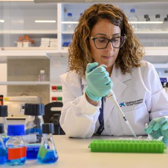 Una investigadora en los laboratorios del CaixaResearch Institute. 