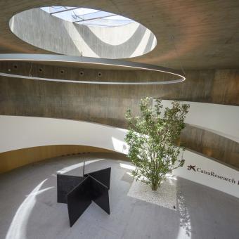 La entrada del CaixaResearch Institute con la escultura «Pentágono en el sentido contrario a las agujas del reloj», de Richard Serra.