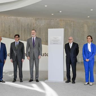 De izquierda a derecha: Marcelo Rebelo de Sousa, expresidente de la República Portuguesa, Salvador Illa, Presidente de la Generalitat de Cataluña, S. M. el Rey, Isidro Fainé, Presidente de la Fundación la ”Caixa”, Mónica García, Ministra de Sanidad y Carlos Prieto, Delegado del Gobierno en Cataluña.