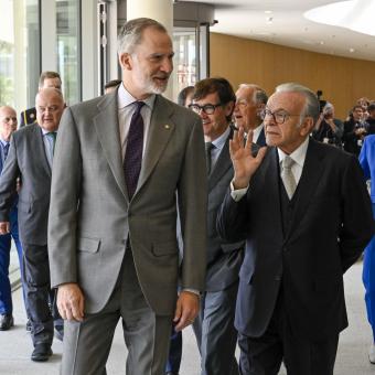 S. M. el Rey junto a Isidro Fainé, Presidente de la Fundación la ”Caixa” en la inauguración del CaixaResearch Institute.