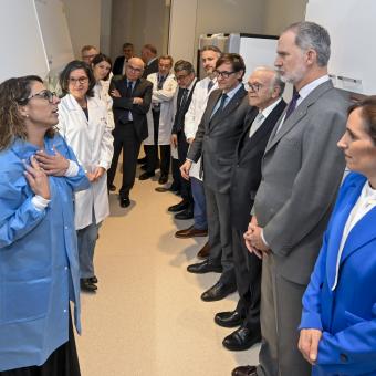 S. M. el Rey, Isidro Fainé, Salvador Illa  y el resto de autoridades durante la visita a los laboratorios del CaixaResearch Institute.