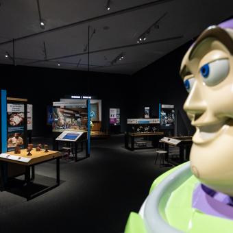 Vista general de la sala de exposiciones en CaixaForum Zaragoza.