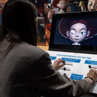 Una visitante juega con los riggs de la cara de Jessie, de Toy Story.