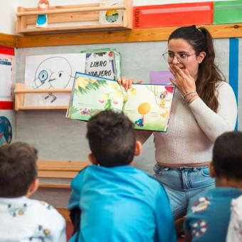 Una maestra impartiendo clase en el CEIP Ramón y Cajal de Alpartir. 