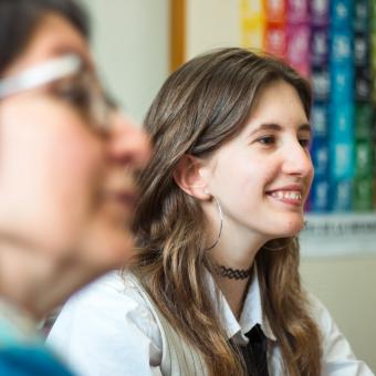 Khloe, alumna del CEIP, junto con su madre. 