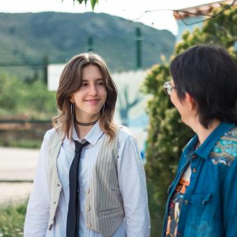 Khloe, alumna del CEIP, junto con su madre. 