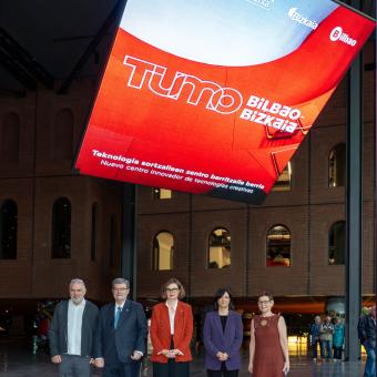 De izquierda a derecha: Pegor Papazian, chief development officer de TUMO; Juan Mari Aburto, Alcalde de Bilbao; Esther Planas, directora general adjunta de la Fundación ”la Caixa”; Elixabete Etxanobe, Diputada general de Bizkaia; Marie Lue Papazian, fundadora y chief executive officer de TUMO.