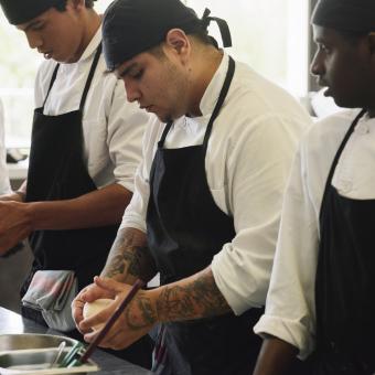 Los alumnos de la escuela de cocina de Villa Retiro durante una clase.