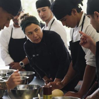 Los alumnos de la escuela de cocina de Villa Retiro durante una clase.