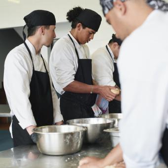 Los alumnos de la escuela de cocina de Villa Retiro durante una de las clases. 