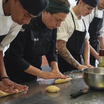 Los alumnos de la escuela de cocina de Villa Retiro durante una clase.