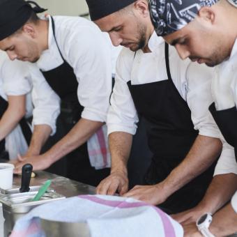 Los alumnos de la escuela de cocina de Villa Retiro durante una clase.