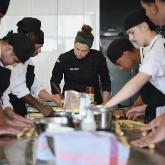 Los alumnos de la escuela de cocina de Villa Retiro durante una de las clases. 