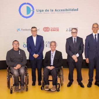 D'esquerra a dreta: Federico Crespo Nomen, president de la Fundació Step by Step; José Luis Martínez Donoso, director general de la Fundació ONCE; Pep Estaba, director del projecte Lliga d'Accessibilitat®; Marc Simón, subdirector general de l'Àrea Social de la Fundació ”la Caixa”; i Luis Martínez-Sicluna, secretari general de la FEMP.