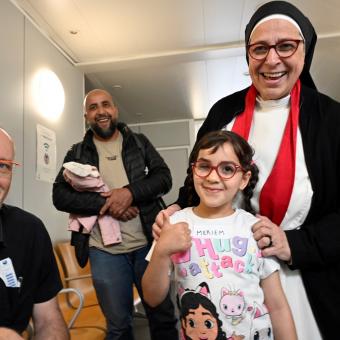 Una niña beneficiaria de la iniciativa Invulnerables con visión junto con su familia y el oftalmólogo en el Hospital Clínic de Barcelona.