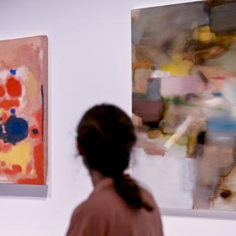 Una visitant a l'exposició Desenfocat. Una altra visió de l’art a CaixaForum Barcelona.