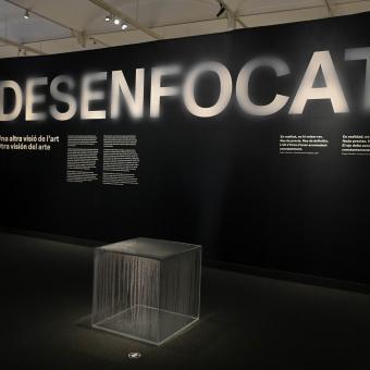 L'entrada a l'exposició Desenfocat. Una altra visió de l'art a CaixaForum Barcelona.