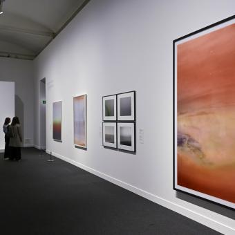 Dues dones admirant les obres de la mostra Desenfocat. Una altra visió de l'art a CaixaForum Barcelona.