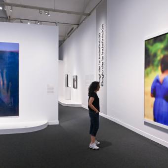 Una visitant admira una de les obres de l'exposició Desenfocat. Una altra visió de l'art a CaixaForum Barcelona.