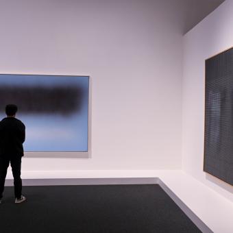 Un home admira algunes de les obres de l'exposició Desenfocat. Una altra visió de l'art a CaixaForum Barcelona.
