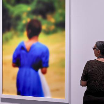  102 Una dona admirant les obres de la mostra Desenfocat. Una altra visió de l´art a CaixaForum Barcelona.