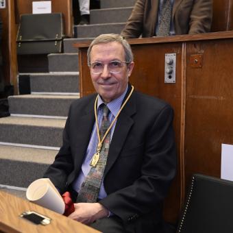 El doctor Josep Dalmau, amb el premi concedit per la Fundación Conchita Rábago de Jiménez Díaz.