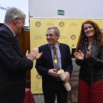 Josep Dalmau rep el premi a mans de Gregorio Rábago Juan-Aracil, president de la Fundación Conchita Rábago, i Eva Ortega-Paíno, secretària general d'Investigació al Ministeri de Ciència, Innovació i Universitats.