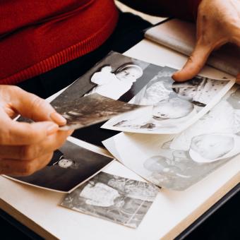 Persona contemplant fotos familiars.