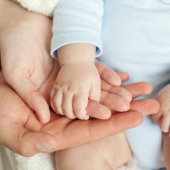 Bebé con su familia.
