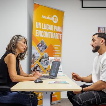 Sonia Roa hablando con Iván Nieto. 