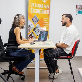 Sonia Roa hablando con Iván Nieto. 