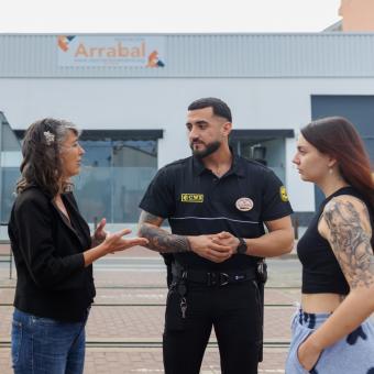 Sonia Roa hablando con Iván Nieto y Noelia Pérez. 