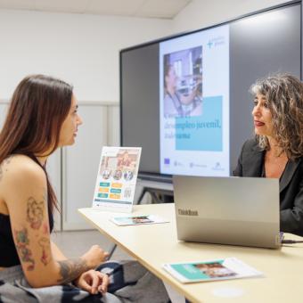 Sonia Roa, técnica de la Asociación Arrabal, hablando con Noelia Pérez.