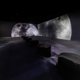 Imágenes de la Luna en la exposición Somos Naturaleza.