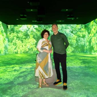 La directora de CaixaForum Madrid, Isabel Fuentes, y el presidente de Oasis Immersive Studios, Denys Lavigne.