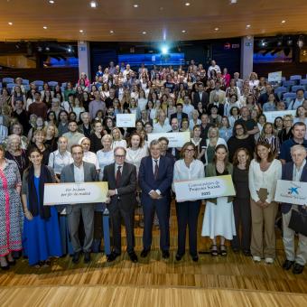 Foto de família de l'acte de resolució de les Convocatòries de Projectes Socials 2025 a Catalunya amb el director general de la Fundació "la Caixa", Josep Maria Coronas, i el subdirector general de Social, Marc Simón, al centre, juntament amb els representants de les entitats socials seleccionades.