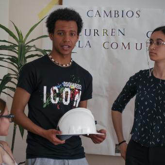 Dos jóvenes durante una de las dinámicas del encuentro para hablar de edadismo en el Centro Social para Personas Mayores El Llano, en Gijón.  