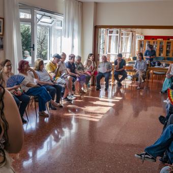 Imagen del encuentro intergeneracional para hablar de edadismo en el Centro Social para Personas Mayores El Llano, en Gijón. 