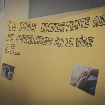 Imagen de una de las diversas dinámicas del encuentro intergeneracional en el Centro Social para Personas Mayores El Llano, en Gijón.  