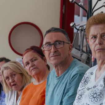 Algunos de los asistentes al encuentro intergeneracional para hablar de edadismo en el Centro Social para Personas Mayores El Llano, en Gijón. 