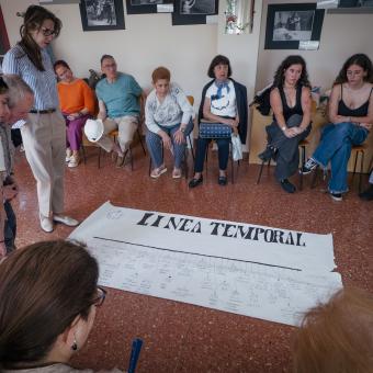 Imagen de una de las diversas dinámicas del encuentro intergeneracional en el Centro Social para Personas Mayores El Llano, en Gijón.  