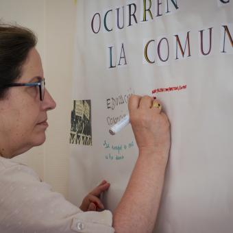 Imagen de una de las diversas dinámicas del encuentro intergeneracional en el Centro Social para Personas Mayores El Llano, en Gijón.  