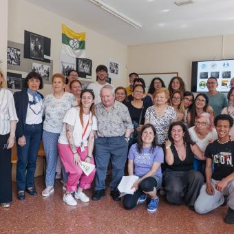 Foto de familia de los asistentes al encuentro intergeneracional en el Centro Social para Personas Mayores El Llano, en Gijón. 