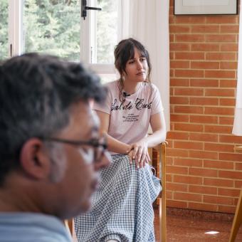 Sheila Carreira durante el encuentro intergeneracional en el Centro Social para Personas Mayores El Llano, en Gijón. 